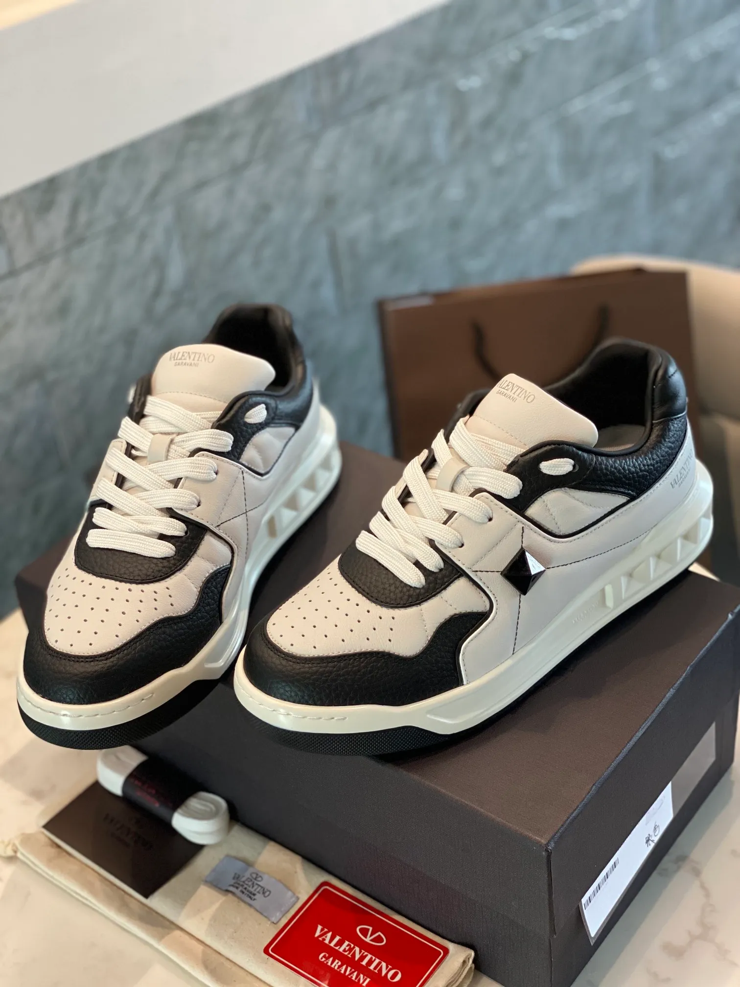 👟👟Ex-factory price 780👟👟 Valentino ONE STUD calfskin lace-up sneakers. Soft suede low-top sneakers, classic and versatile, couple's sneakers, special goods, worth buying! A pair of simple shoes with unique details will save you from the difficulty of dressing. OneStud sneakers, with quilted plaid and oversized rivets, create an eye-catching punk style and get rid of the heavy feeling of this season's clothing. U👟👟Ex-factory price raise calfskin derby shoes, with exquisite leather construction and simple silhouette, smooth lines set the tone of coolness, they are a versatile item in the wardrobe. There are more Valentino boutique shoes waiting for you to unlock! It’s time to get the shoes you’ve been coveting for a long time! Officially on sale 7,+++ - Seven straps, decorated with metallic rubber effect. Decoration on the back and tongue. Size 35-44.